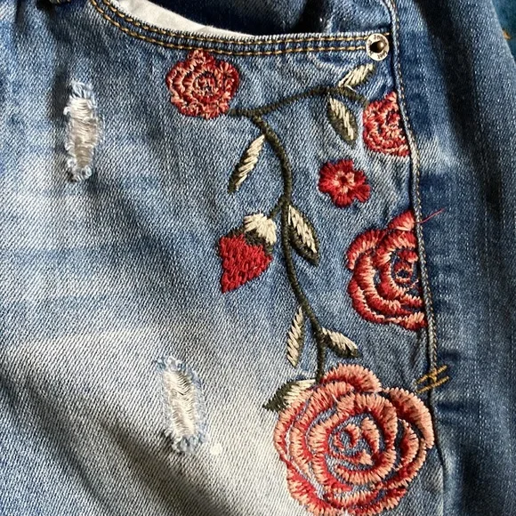 Mudd Embroidered skinny jeans 7  & Bonus - Picture 7 of 9